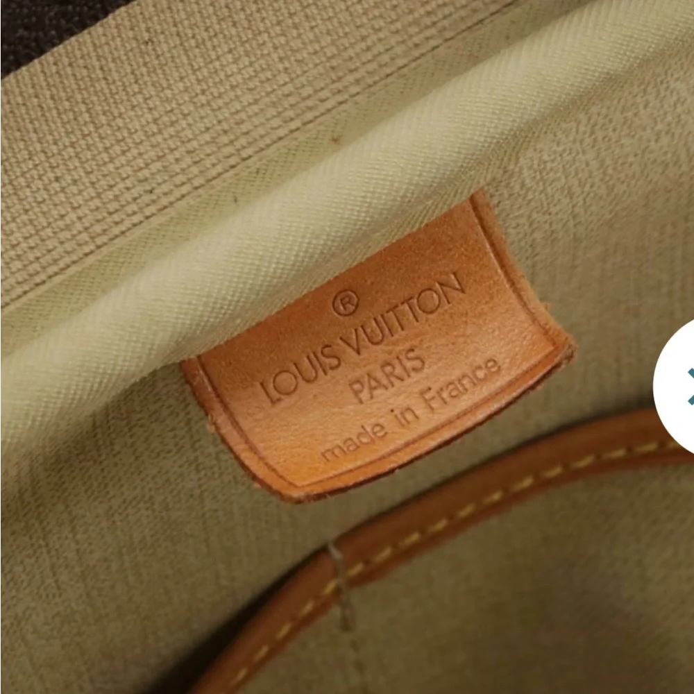 Vintage Classic: Louis Vuitton Deauville Handbag